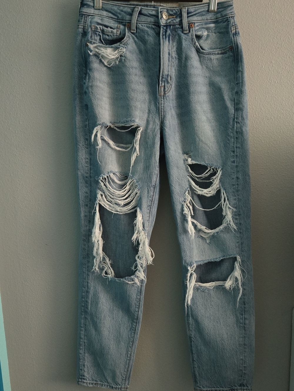 American Eagle Outfitters Light Blue Ripped Boyfriend Jeans